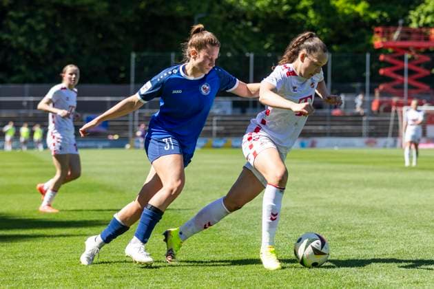 Google Pixel Frauen-Bundesliga: 1. FC Köln - 1. FFC Turbine Potsdam, 11.05.2025 Emilie Bernhardt (1. FFC Turbine Potsdam, 31), Lotta Cordes (1. FC Köln, 6). Google Pixel Frauen-Bundesliga, 1. FC Köln - 1. FFC Turbine Potsdam, 22. Spieltag, am 11.05.2025, Franz-Kremer-Stadion, Köln DFB regulations prohibit any use of photographs as image sequences and or quasi-video Copyright: xBEAUTIFULxSPORTS Meuselx