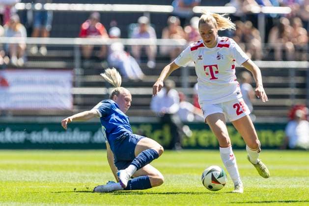 Google Pixel Frauen-Bundesliga: 1. FC Köln - 1. FFC Turbine Potsdam, 11.05.2025 Laura Lindner (1. FFC Turbine Potsdam, 38), Janina Hechler (1. FC Köln, 28). Google Pixel Frauen-Bundesliga, 1. FC Köln - 1. FFC Turbine Potsdam, 22. Spieltag, am 11.05.2025, Franz-Kremer-Stadion, Köln DFB regulations prohibit any use of photographs as image sequences and or quasi-video Copyright: xBEAUTIFULxSPORTS Meuselx