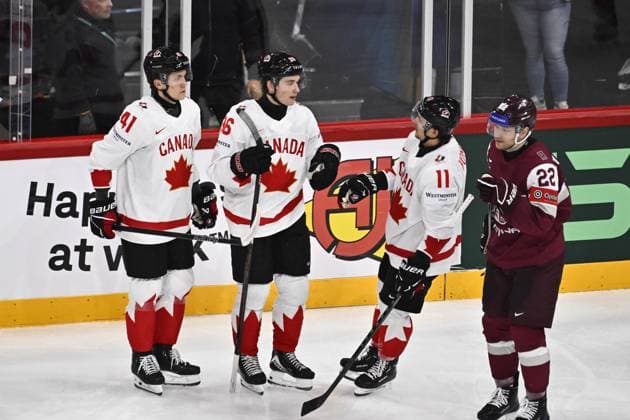 STOCKHOLM, SVERIGE 20250511 Canada s Macklin Celebrini (center) his goal 1-6 with Ryker Evans and Travis Konecny during the IIHF Ice hockey, Eishockey World Championship, WM, Weltmeisterschaft group A match between Latvia and Canada at Avicii Arena in Stockholm, Sweden, on May 11, 2025. STOCKHOLM SVERIGE x10430x