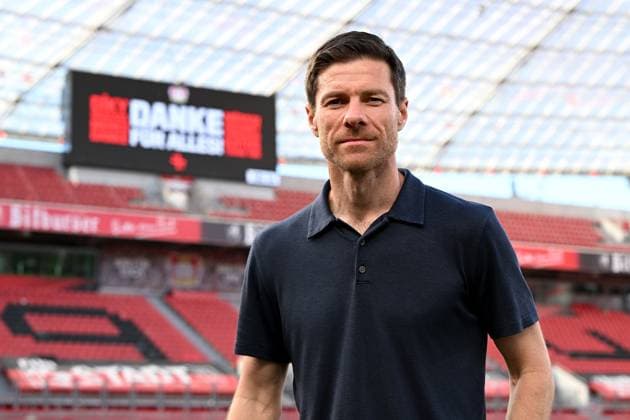 Sport Bilder des Tages 11.05.2025, xjrdrx, Fussball 1.Bundesliga, Bayer 04 Leverkusen - Borussia Dortmund v.l. Trainer Xabi Alonso (Bayer Leverkusen) im Hintergrund auf der Anzeigetafel steht Danke für alles (DFL DFB REGULATIONS PROHIBIT ANY USE OF PHOTOGRAPHS as IMAGE SEQUENCES and or QUASI-VIDEO) Leverkusen *** 11 05 2025, xjrdrx, Soccer 1 Bundesliga, Bayer 04 Leverkusen Borussia Dortmund v l Coach Xabi Alonso Bayer Leverkusen in the background on the scoreboard is Thank you for everything DFL DFB REGULATIONS PROHIBIT ANY USE OF PHOTOGRAPHS as IMAGE SEQUENCES and or QUASI VIDEO Leverkusen