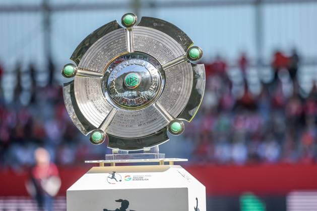 GER, München, FC Bayern München vs SGS Essen, Google Pixel Frauen Bundesliga, Fussball, DFB, Spielzeit 2024 2025, FC Bayern Campus, 22. Spieltag, im Bild: Die Meisterschale vor dem Spiel, bevor sie dem Deutschen Meister FC Bayern München überreicht wird DFB DFL REGULATIONS PROHIBIT ANY USE OF PHOTOGRAPHS AS IMAGE SEQUENCES AND OR QUASI-VIDEO, 11.05.2025, Copyright: HMBxMedia HendrikxHamelau