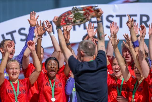 GER, München, FC Bayern München vs SGS Essen, Google Pixel Frauen Bundesliga, Fussball, DFB, Spielzeit 2024 2025, FC Bayern Campus, 22. Spieltag, im Bild: Spielerinnen von FC Bayern München feiern mit der Meisterschale die Deutsche Meisterschaft 24 25 DFB DFL REGULATIONS PROHIBIT ANY USE OF PHOTOGRAPHS AS IMAGE SEQUENCES AND OR QUASI-VIDEO, 11.05.2025, Copyright: HMBxMedia HendrikxHamelau