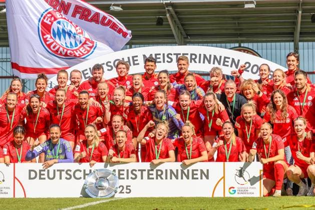 GER, München, FC Bayern München vs SGS Essen, Google Pixel Frauen Bundesliga, Fussball, DFB, Spielzeit 2024 2025, FC Bayern Campus, 22. Spieltag, im Bild: Spielerinnen von FC Bayern München feiern mit der Meisterschale die Deutsche Meisterschaft 24 25 DFB DFL REGULATIONS PROHIBIT ANY USE OF PHOTOGRAPHS AS IMAGE SEQUENCES AND OR QUASI-VIDEO, 11.05.2025, Copyright: HMBxMedia HendrikxHamelau
