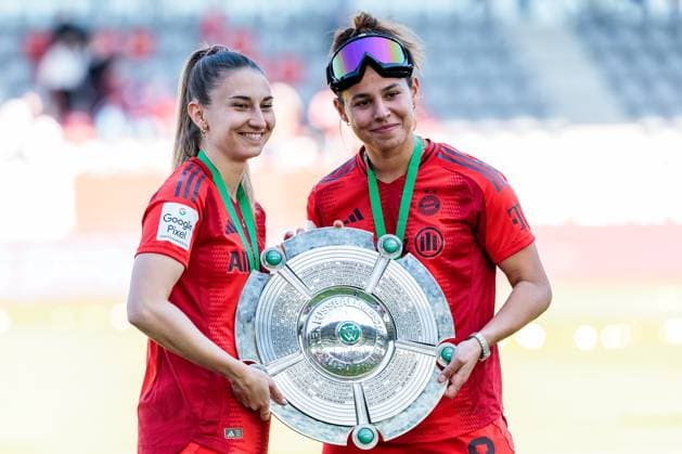 Google Pixel Frauen Bundesliga, FC Bayern München - SGS Essen; 11.05.2025 Katharina Naschenweng (FC Bayern München, 19) und Lena Oberdorf (FC Bayern München, 8) posieren mit Meisterschale, Deutsche Meisterinnen 2024 25 Google Pixel Frauen Bundesliga, FC Bayern München - SGS Essen, München, FC Bayern Campus am 11.05.2025 Copyright: xBEAUTIFULxSPORTS Wunderlx