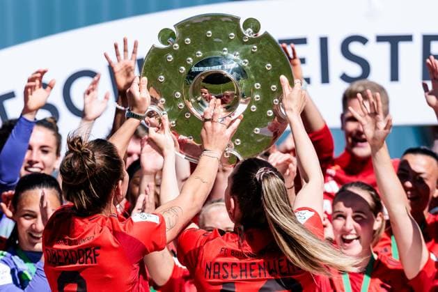 Google Pixel Frauen Bundesliga, FC Bayern München - SGS Essen; 11.05.2025 Lena Oberdorf (FC Bayern München, 8) und Katharina Naschenweng (FC Bayern München, 19) halten die Schale hoch, Reflexion, Spiegelung Google Pixel Frauen Bundesliga, FC Bayern München - SGS Essen, München, FC Bayern Campus am 11.05.2025 Copyright: xBEAUTIFULxSPORTS Wunderlx