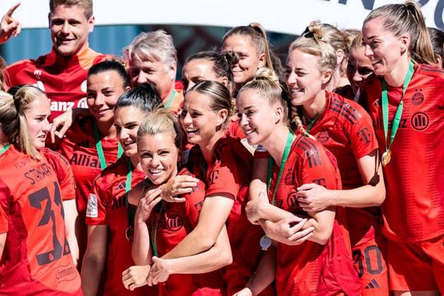 Google Pixel Frauen Bundesliga, FC Bayern München - SGS Essen; 11.05.2025 Linda Dallmann (FC Bayern München, 10), Klara Bühl (FC Bayern München, 17), Giulia Gwinn (FC Bayern, 7) und Carolin Simon (FC Bayern München, 30) liegen sich in den Armen, Deutsche Meisterinnen 2024 25 Google Pixel Frauen Bundesliga, FC Bayern München - SGS Essen, München, FC Bayern Campus am 11.05.2025 Copyright: xBEAUTIFULxSPORTS Wunderlx