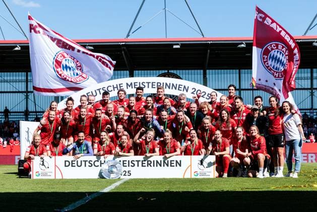 Google Pixel Frauen Bundesliga, FC Bayern München - SGS Essen; 11.05.2025 Deutsche Meisterinnen 2024 25, Gruppenfoto, Jubel Google Pixel Frauen Bundesliga, FC Bayern München - SGS Essen, München, FC Bayern Campus am 11.05.2025 Copyright: xBEAUTIFULxSPORTS Wunderlx