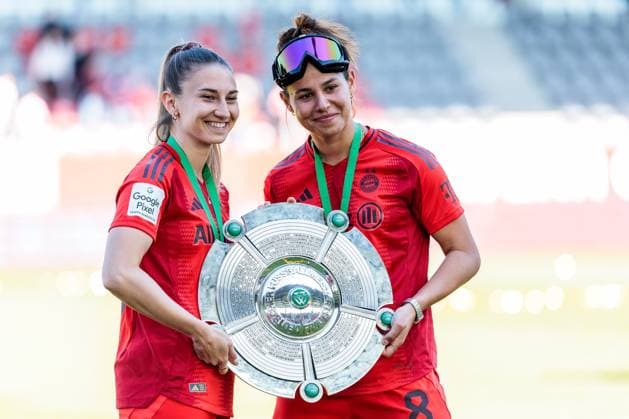Google Pixel Frauen Bundesliga, FC Bayern München - SGS Essen; 11.05.2025 Katharina Naschenweng (FC Bayern München, 19) und Lena Oberdorf (FC Bayern München, 8) posieren mit Meisterschale, Deutsche Meisterinnen 2024 25 Google Pixel Frauen Bundesliga, FC Bayern München - SGS Essen, München, FC Bayern Campus am 11.05.2025 Copyright: xBEAUTIFULxSPORTS Wunderlx