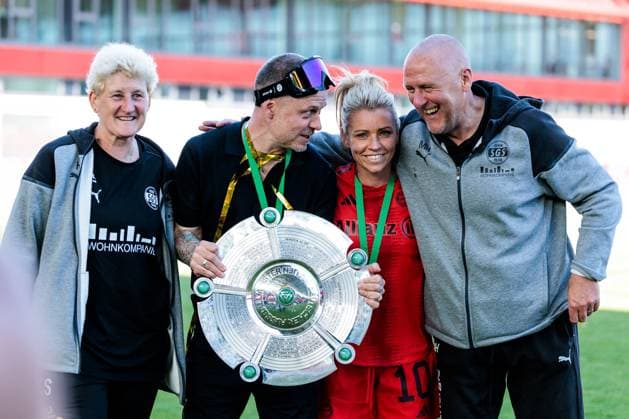 Google Pixel Frauen Bundesliga, FC Bayern München - SGS Essen; 11.05.2025 Kirsten Schlosser (Co-Trainerin SGS Essen), Alexander Straus (FC Bayern München, Trainer), Linda Dallmann (FC Bayern München, 10) und Markus Högner (SGS Essen, Trainer) posieren mit der Schale Google Pixel Frauen Bundesliga, FC Bayern München - SGS Essen, München, FC Bayern Campus am 11.05.2025 Copyright: xBEAUTIFULxSPORTS Wunderlx