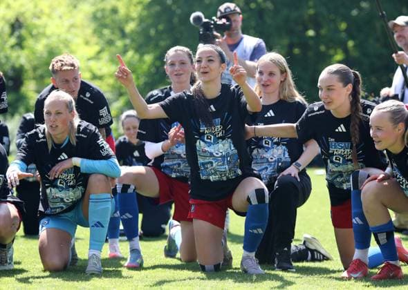 11.05.2025, xcex, GER, Hamburg, Volksparkstadion Platz 6, Frauenfussball, 2. Frauen-Bundesliga, Saison 2024 2025, Spieltag 25, HSV Frauen, Hamburger SV Frauen - SC Freiburg II, 1. Liga, Bundesliga, die Spielerinnen des HSV feiern den Aufstieg in die Google Pixel Frauen-Bundesliga, Vildan Kardesler (HSV) DFL regulations prohibit any use of photographs as image sequences and or quasi-video