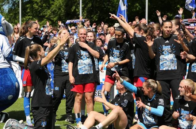 11.05.2025, xcex, GER, Hamburg, Volksparkstadion Platz 6, Frauenfussball, 2. Frauen-Bundesliga, Saison 2024 2025, Spieltag 25, HSV Frauen, Hamburger SV Frauen - SC Freiburg II, 1. Liga, Bundesliga, die Spielerinnen des HSV feiern den Aufstieg in die Google Pixel Frauen-Bundesliga, Sarah Stoeckmann (HSV) wird von den Mannschaftskolleginnen gefeiert DFL regulations prohibit any use of photographs as image sequences and or quasi-video