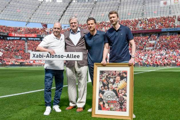 Im Bild v. i. Fernando Carro de Prada VORSITZENDER GESCHÄFTS-FÜHRUNG, WERNER,WENNING VORSITZENDER GESELLSCHAFTER-AUSSCHUSS Xabi Alonso (Leverkusen Coach) Simon Rolfes GESCHÄFTSFÜHRER 11.05.2025 Fussball Bayer Leverkusen vs Borussia Dortmund, BayArena, Leverkusen, DFB DFL REGULATIONS PROHIBIT ANY USE OF PHOTOGRAPHS AS IMAGE SEQUENCES AND OR QUASI-VIDEO *** In the picture v i Fernando Carro de Prada CHAIRMAN MANAGEMENT, WERNER,WENNING CHAIRMAN MANAGEMENT COMMITTEE Xabi Alonso Leverkusen Coach Simon Rolfes MANAGING DIRECTOR SPORT 11 05 2025 Soccer Bayer Leverkusen vs Borussia Dortmund, BayArena, Leverkusen, DFB DFL REGULATIONS PROHIBIT ANY USE OF PHOTOGRAPHS AS IMAGE SEQUENCES AND OR QUASI VIDEO Copyright: xpepphotox xHorstxMauelshagenx pep00321, pep_20250511_hm_25580