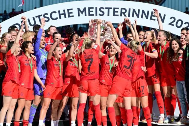 Frauenfußball - Deutsche Meisterinnen des FC Bayern mit der DFB Schale nach dem Google Pixel Frauenfußball-Bundesligaspiel des FC Bayern München gegen die SGS Essen incl. Übergabe der Meister-Schale am 11.05.2025, Deutschland, Bayern München FC Bayern Campus Bayern Deutschland