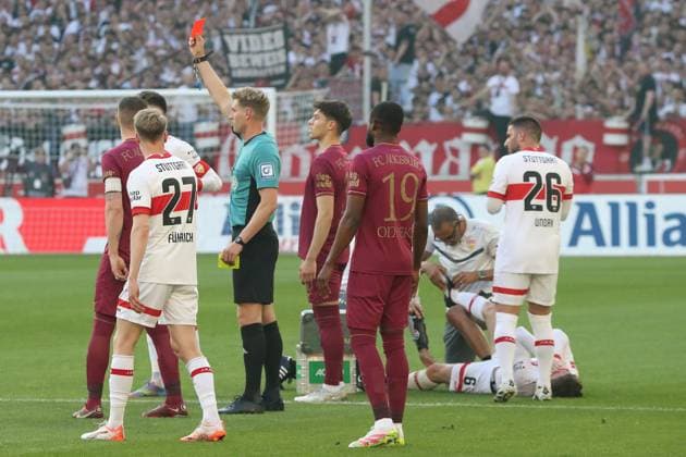 Sport Themen der Woche KW19 Sport Bilder des Tages 11.05.25 VfB Stuttgart - FC Augsburg Deutschland, Stuttgart, 11.05.2025, Fussball, Bundesliga, VfB Stuttgart - FC Augsburg: Rote Karte für Augsburgs Samuel Essende (nicht im Bild) Schiedrichter Timo Gerach. Angelo Stiller, VfB, verletzt am Boden.. *** 11 05 25 VfB Stuttgart FC Augsburg Germany, Stuttgart, 11 05 2025, Football, Bundesliga, VfB Stuttgart FC Augsburg Red card for Augsburgs Samuel Essende not in picture Referee Timo Gerach Angelo Stiller, VfB, injured on the ground