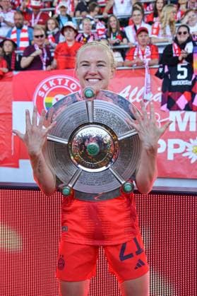 Pernille Harder (21 Bayern) feiert mit der Meisterschale den Sieg der Deutschen Meisterschaft der Google Pixel Frauen Bundesliga 20024 2025 am 11.05.2024 München FC Bayern Campus Bayern Deutschland