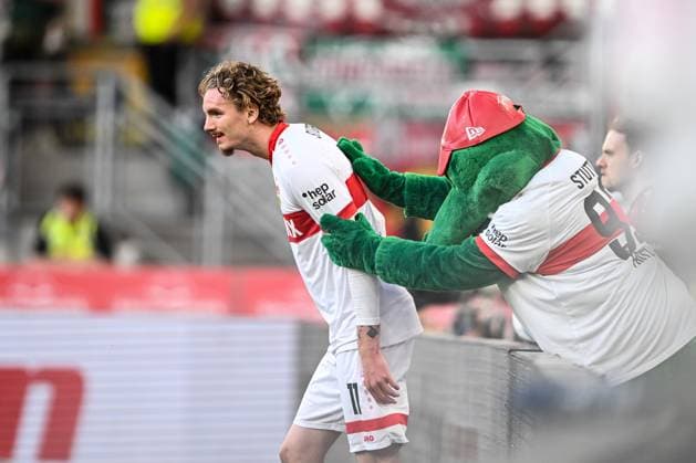 Bilder des Jahres 2025, Sport 05 Mai Sport Themen der Woche KW19 Sport Bilder des Tages Nick Woltemade (VfB Stuttgart) enttaeusscht waehrend des Spiels der 1. Bundesliga zwischen VfB Stuttgart und FC Augsburg, MHPArena Stuttgart am 11. May 2025 in Stuttgart, Deutschland. (Foto von Harry Langer DeFodi Images) +++ Nick Woltemade (VfB Stuttgart) looks dejected during the Bundesliga match between VfB Stuttgart and FC Augsburg at MHPArena Stuttgart on May 11, 2025 in Stuttgart, Germany. (Photo by Harry Langer DeFodi Images) DFL regulations prohibit any use of photographs as image sequences and or quasi-video. (Photo by Harry Langer DeFodi Images) DFL regulations prohibit any use of photographs as image sequences and or quasi-video. *** Nick Woltemade VfB Stuttgart dejected during the Bundesliga 1 match between VfB Stuttgart and FC Augsburg, MHPArena Stuttgart on May 11, 2025 in Stuttgart, Germany Photo by Harry Langer DeFodi Images Nick Woltemade VfB Stuttgart looks dejected during the Bundesliga match between VfB Stuttgart and FC Augsburg at MHPArena Stuttgart on May 11, 2025 in Stuttgart, Germany Photo by Harry Langer DeFodi Images DFL regulations prohibit any use of photographs as image sequences and or quasi video Photo by Harry Langer DeFodi Images DFL regulations prohibit any use of photographs as image sequences and or quasi video