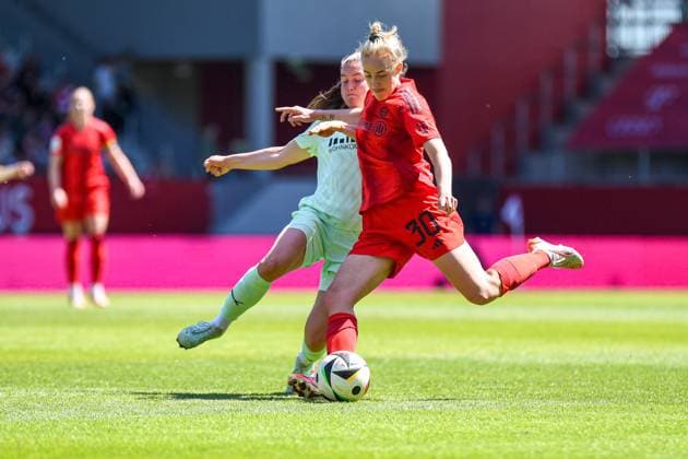 Carolin Simon (30 FC Bayern) in Aktion beim letzten Spieltag der Google Pixel Frauen Bundesliga FC Bayern München - SGS Essen am 11.05.2025 München FC Bayern Campus Bayern Deutschland