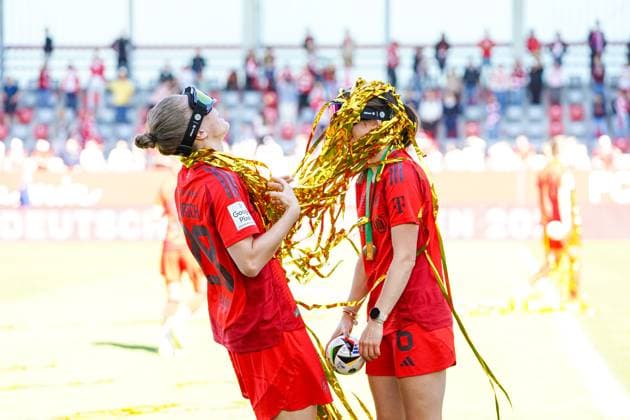 Michelle Ulbrich (28 Bayern) und Tuva Hansen (6 FC Bayern) feiern den Sieg der Deutschen Meisterschaft der Google Pixel Frauen Bundesliga 20024 2025 am 11.05.2024 München FC Bayern Campus Bayern Deutschland