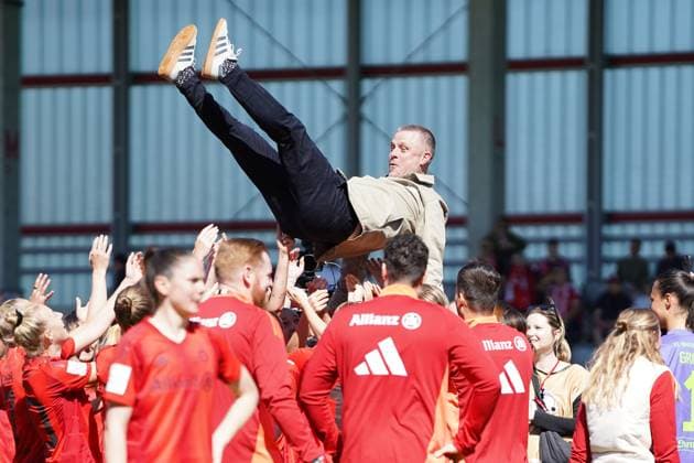 Die Spielerinnen des FC Bayern lassen ihren Trainer Alexander Straus (Trainer Bayern) hochleben nach dem Sieg der Deutschen Meisterschaft der Google Pixel Frauen Bundesliga 20024 2025 am 11.05.2024 München FC Bayern Campus Bayern Deutschland