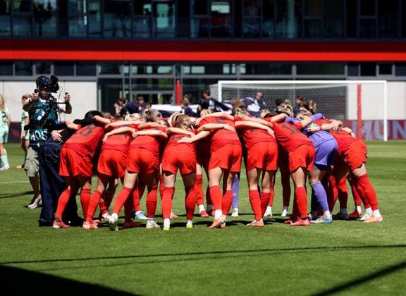 Fussball, Frauen, Google Pixel Frauen Bundesliga, 22.Spieltag, Saison 2024 2025, FC Bayern München - SGS Essen, Campus Die Mannschaft des FC Bayern München Frauen zusammen im Kreis stehend vor dem Anpfiff