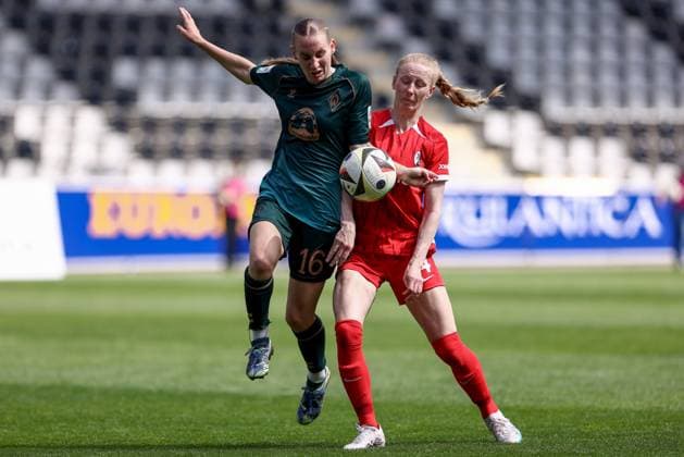 v.li.: Emöke Papai (SV Werder Bremen, 16) und Meret Felde (SC Freiburg, 4) im Zweikampf, Duell, Dynamik, Aktion, Action, Spielszene, DIE DFB-RICHTLINIEN UNTERSAGEN JEGLICHE NUTZUNG VON FOTOS ALS SEQUENZBILDER UND ODER VIDEOÄHNLICHE FOTOSTRECKEN. DFB REGULATIONS PROHIBIT ANY USE OF PHOTOGRAPHS AS IMAGE SEQUENCES AND OR QUASI-VIDEO., 11.05.2025, Freiburg (Deutschland), Fussball, Google Pixel Frauen-Bundesliga, SC Freiburg - SV Werder Bremen