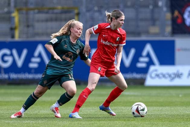 v.li.: Ricarda Walkling (SV Werder Bremen, 13) und Eileen Campbell (SC Freiburg, 10) im Zweikampf, Duell, Dynamik, Aktion, Action, Spielszene, DIE DFB-RICHTLINIEN UNTERSAGEN JEGLICHE NUTZUNG VON FOTOS ALS SEQUENZBILDER UND ODER VIDEOÄHNLICHE FOTOSTRECKEN. DFB REGULATIONS PROHIBIT ANY USE OF PHOTOGRAPHS AS IMAGE SEQUENCES AND OR QUASI-VIDEO., 11.05.2025, Freiburg (Deutschland), Fussball, Google Pixel Frauen-Bundesliga, SC Freiburg - SV Werder Bremen