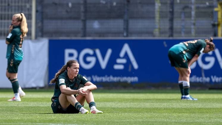 v.li.: Ricarda Walkling (SV Werder Bremen, 13), Larissa Mühlhaus (SV Werder Bremen, 7) und Rieke Dieckmann (SV Werder Bremen, 22) enttäuscht über die Niederlage, Enttäuschung nach dem Schlusspfiff, Abpfiff, Highlight, Verlierer, verloren, Frustration, pessimistisch,, DIE DFB-RICHTLINIEN UNTERSAGEN JEGLICHE NUTZUNG VON FOTOS ALS SEQUENZBILDER UND ODER VIDEOÄHNLICHE FOTOSTRECKEN. DFB REGULATIONS PROHIBIT ANY USE OF PHOTOGRAPHS AS IMAGE SEQUENCES AND OR QUASI-VIDEO., 11.05.2025, Freiburg (Deutschland), Fussball, Google Pixel Frauen-Bundesliga, SC Freiburg - SV Werder Bremen
