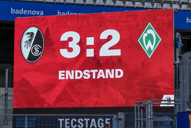 Die Anzeigetafel zeigt den Spielstand von 3:2 an, Ergebnis, Zwischenergebnis, Endergebnis, Endstand, Tore, Videowall, Videowand, Anzeige, DIE DFB-RICHTLINIEN UNTERSAGEN JEGLICHE NUTZUNG VON FOTOS ALS SEQUENZBILDER UND ODER VIDEOÄHNLICHE FOTOSTRECKEN. DFB REGULATIONS PROHIBIT ANY USE OF PHOTOGRAPHS AS IMAGE SEQUENCES AND OR QUASI-VIDEO., 11.05.2025, Freiburg (Deutschland), Fussball, Google Pixel Frauen-Bundesliga, SC Freiburg - SV Werder Bremen