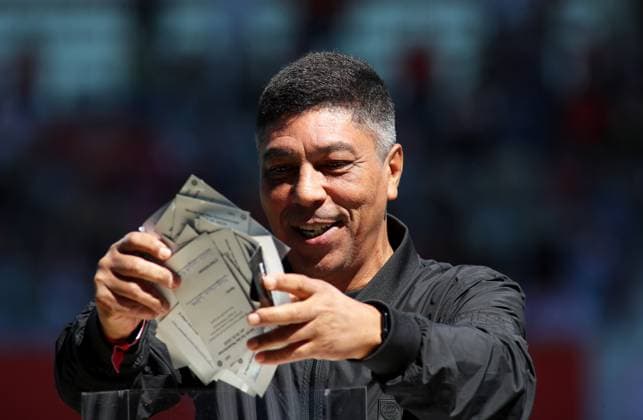 Fussball, Frauen, Google Pixel Frauen Bundesliga, 22.Spieltag, Saison 2024 2025, FC Bayern München - SGS Essen, Campus Giovane Elber, Kopf, Portrait mit zahlreichen Losen in der Hand