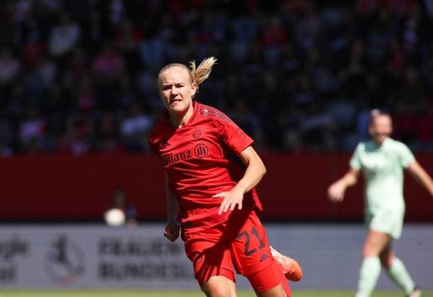 Fussball, Frauen, Google Pixel Frauen Bundesliga, 22.Spieltag, Saison 2024 2025, FC Bayern München - SGS Essen, Campus Pernille Harder (FC Bayern München) im Laufen, Kopf, Oberkörper