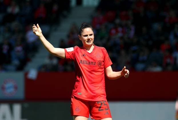 Fussball, Frauen, Google Pixel Frauen Bundesliga, 22.Spieltag, Saison 2024 2025, FC Bayern München - SGS Essen, Campus Sarah Zadrazil (FC Bayern München) hebt den rechten Arm, Kopf, Oberkörper