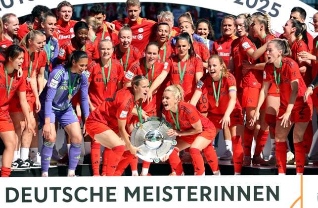 Fussball, Frauen, Google Pixel Frauen Bundesliga, 22.Spieltag, Saison 2024 2025, FC Bayern München - SGS Essen, Campus Meisterfeier auf dem Siegerpodest, FC Bayern München Frauen beim Jubeln, vorne mit der Meisterschale Klara Bühl Buehl (FC Bayern München)li.) und Linda Dallmann (FC Bayern München) (re.)