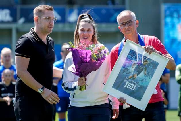 Isabella Hartig (TSG, 13, Mitte) bei ihrer Verabschiedung zum Karriereende, Abschied vom Verein, Aktion, Action, 11.05.2025, Sinsheim (Hoffenheim) (Deutschland), Fussball, Google Pixel Frauen-Bundesliga, TSG 1899 Hoffenheim - FC Carl Zeiss Jena, DFB DFL REGULATIONS PROHIBIT ANY USE OF PHOTOGRAPHS AS IMAGE SEQUENCES AND OR QUASI-VIDEO.