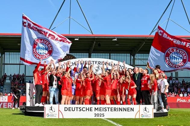 Fußball I Frauen I Saison 2024-2025 I Bundesliga I 22. Spieltag I FC Bayern München - SGS Essen I 11.05.2025 Die Frauen vom FC Bayern München feiern die 3. Meisterschaft in Folge, gemeinsam mit dem gesamten Staff stehen sie auf dem Podium unter dem Triumpfbogen und halten die Meisterschale hoch. München Ingolstädter Straße 272 Bayern Deutschland Copyright: xLobeca InesxHähnelx