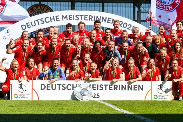 Fußball I Frauen I Saison 2024-2025 I Bundesliga I 22. Spieltag I FC Bayern München - SGS Essen I 11.05.2025 Jubel über den den Gewinn der Meisterschaft, die Frauen vom FC Bayern München feiern die Meisterschale unter dem Triumpfbogen und strecken die Siegerfäuste in die Luft. München Ingolstädter Straße 272 Bayern Deutschland Copyright: xLobeca InesxHähnelx