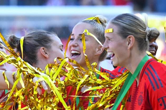 Fußball I Frauen I Saison 2024-2025 I Bundesliga I 22. Spieltag I FC Bayern München - SGS Essen I 11.05.2025 Giulia Gwinn (7, FC Bayern München) jubelt und lacht mit golden Papierschlangen über die 3. Meisterschaft in Folge Freisteller, Nahaufnahme, Porträt, Portrait, Einzelfoto, Einzelbild, Körper München Ingolstädter Straße 272 Bayern Deutschland Copyright: xLobeca InesxHähnelx
