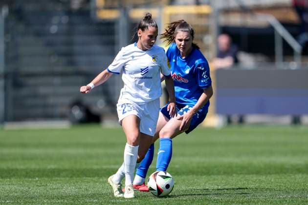 v.li.: Noemi Gentile (Jena, 25), Chiara Hahn (TSG, 23), Zweikampf, Spielszene, Duell, duel, tackle, tackling, Dynamik, Action, Aktion, 11.05.2025, Sinsheim (Hoffenheim) (Deutschland), Fussball, Google Pixel Frauen-Bundesliga, TSG 1899 Hoffenheim - FC Carl Zeiss Jena, DFB DFL REGULATIONS PROHIBIT ANY USE OF PHOTOGRAPHS AS IMAGE SEQUENCES AND OR QUASI-VIDEO.