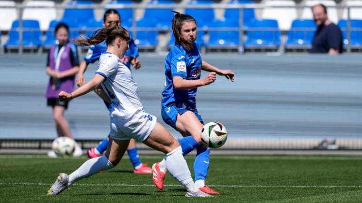 v.li.: Felicia Sträßer (Strässer, Jena, 8), Chiara Hahn (TSG, 23), Zweikampf, Spielszene, Duell, duel, tackle, tackling, Dynamik, Action, Aktion, 11.05.2025, Sinsheim (Hoffenheim) (Deutschland), Fussball, Google Pixel Frauen-Bundesliga, TSG 1899 Hoffenheim - FC Carl Zeiss Jena, DFB DFL REGULATIONS PROHIBIT ANY USE OF PHOTOGRAPHS AS IMAGE SEQUENCES AND OR QUASI-VIDEO.