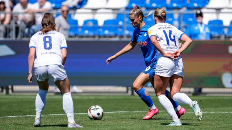 v.li.: Felicia Sträßer (Strässer, Jena, 8), Selina Cerci (TSG, 29), Anja Heuschkel (Jena, 14), Zweikampf, Spielszene, Duell, duel, tackle, tackling, Dynamik, Action, Aktion, 11.05.2025, Sinsheim (Hoffenheim) (Deutschland), Fussball, Google Pixel Frauen-Bundesliga, TSG 1899 Hoffenheim - FC Carl Zeiss Jena, DFB DFL REGULATIONS PROHIBIT ANY USE OF PHOTOGRAPHS AS IMAGE SEQUENCES AND OR QUASI-VIDEO.