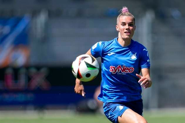 Selina Cerci (TSG, 29), am Ball, Einzelbild, Einzelfoto, Aktion, Action, 11.05.2025, Sinsheim (Hoffenheim) (Deutschland), Fussball, Google Pixel Frauen-Bundesliga, TSG 1899 Hoffenheim - FC Carl Zeiss Jena, DFB DFL REGULATIONS PROHIBIT ANY USE OF PHOTOGRAPHS AS IMAGE SEQUENCES AND OR QUASI-VIDEO.