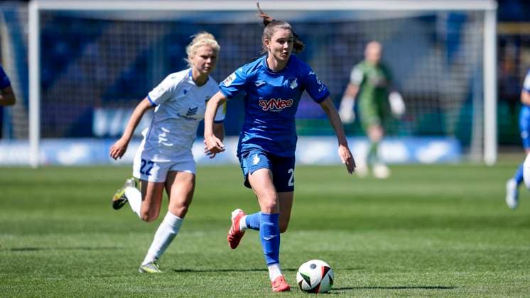 v.li.: Fiona Gaißer (Gaisser, Jena, 22), Chiara Hahn (TSG, 23), Zweikampf, Spielszene, Duell, duel, tackle, tackling, Dynamik, Action, Aktion, 11.05.2025, Sinsheim (Hoffenheim) (Deutschland), Fussball, Google Pixel Frauen-Bundesliga, TSG 1899 Hoffenheim - FC Carl Zeiss Jena, DFB DFL REGULATIONS PROHIBIT ANY USE OF PHOTOGRAPHS AS IMAGE SEQUENCES AND OR QUASI-VIDEO.