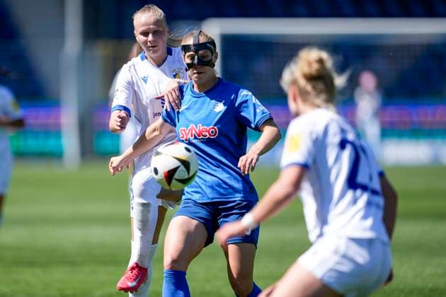 v.li.: Isabella Jaron (Jena, 21), Jamilla Sofia Rankin (TSG, 5), Fiona Gaißer (Gaisser, Jena, 22), Zweikampf, Spielszene, Duell, duel, tackle, tackling, Dynamik, Action, Aktion, 11.05.2025, Sinsheim (Hoffenheim) (Deutschland), Fussball, Google Pixel Frauen-Bundesliga, TSG 1899 Hoffenheim - FC Carl Zeiss Jena, DFB DFL REGULATIONS PROHIBIT ANY USE OF PHOTOGRAPHS AS IMAGE SEQUENCES AND OR QUASI-VIDEO.