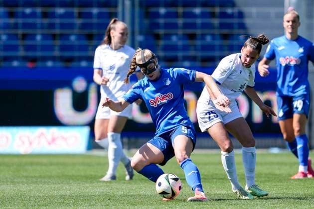 v.li.: Jamilla Sofia Rankin (TSG, 5), Noemi Gentile (Jena, 25), Zweikampf, Spielszene, Duell, duel, tackle, tackling, Dynamik, Action, Aktion, 11.05.2025, Sinsheim (Hoffenheim) (Deutschland), Fussball, Google Pixel Frauen-Bundesliga, TSG 1899 Hoffenheim - FC Carl Zeiss Jena, DFB DFL REGULATIONS PROHIBIT ANY USE OF PHOTOGRAPHS AS IMAGE SEQUENCES AND OR QUASI-VIDEO.