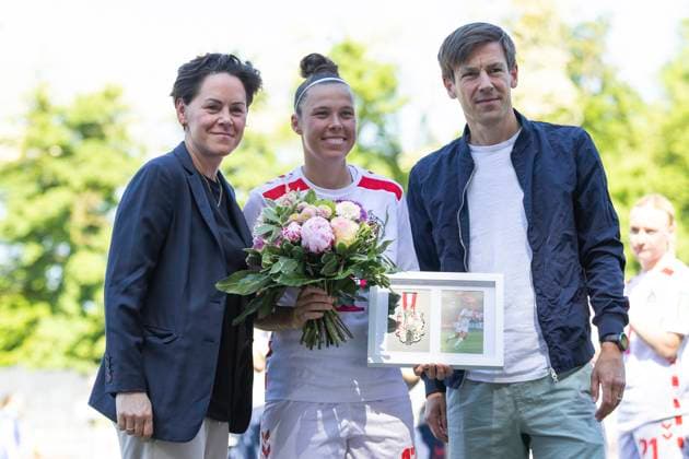 Google Pixel Frauen-Bundesliga: 1. FC Köln - 1. FFC Turbine Potsdam, 11.05.2025 Nicole Billa (1. FC Köln, 17) mit Nicole Bender-Rummler und Dr. Carsten Wettich.. Google Pixel Frauen-Bundesliga, 1. FC Köln - 1. FFC Turbine Potsdam, 22. Spieltag, am 11.05.2025, Franz-Kremer-Stadion, Köln DFB regulations prohibit any use of photographs as image sequences and or quasi-video Copyright: xBEAUTIFULxSPORTS Meuselx