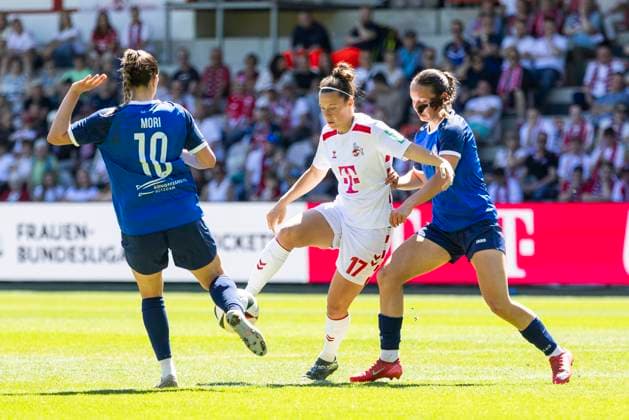 Google Pixel Frauen-Bundesliga: 1. FC Köln - 1. FFC Turbine Potsdam, 11.05.2025 Nicole Billa (1. FC Köln, 17), Lucia Stritzke (1. FFC Turbine Potsdam, 3), Adrijana Mori (1. FFC Turbine Potsdam, 10). Google Pixel Frauen-Bundesliga, 1. FC Köln - 1. FFC Turbine Potsdam, 22. Spieltag, am 11.05.2025, Franz-Kremer-Stadion, Köln DFB regulations prohibit any use of photographs as image sequences and or quasi-video Copyright: xBEAUTIFULxSPORTS Meuselx