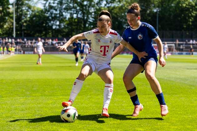 Sport Bilder des Tages Google Pixel Frauen-Bundesliga: 1. FC Köln - 1. FFC Turbine Potsdam, 11.05.2025 Alena Bienz (1. FC Köln, 11), Alina Gnädig (1. FFC Turbine Potsdam, 21). Google Pixel Frauen-Bundesliga, 1. FC Köln - 1. FFC Turbine Potsdam, 22. Spieltag, am 11.05.2025, Franz-Kremer-Stadion, Köln DFB regulations prohibit any use of photographs as image sequences and or quasi-video Copyright: xBEAUTIFULxSPORTS Meuselx