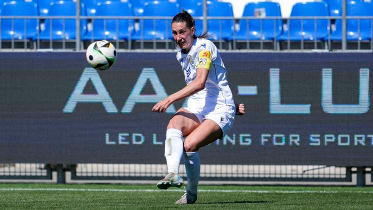 Merza Julevic (Jena, 10), am Ball, Freisteller, Ganzkörper, Einzelbild, Einzelfoto, Aktion, Action, 11.05.2025, Sinsheim (Hoffenheim) (Deutschland), Fussball, Google Pixel Frauen-Bundesliga, TSG 1899 Hoffenheim - FC Carl Zeiss Jena, DFB DFL REGULATIONS PROHIBIT ANY USE OF PHOTOGRAPHS AS IMAGE SEQUENCES AND OR QUASI-VIDEO.