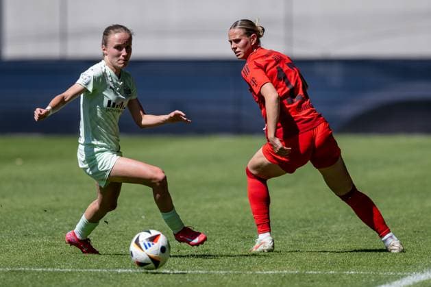 Kampf um den Ball Zweikampf zwischen Beke Sterner (SGS Essen, 19) und Klara Buehl (FC Bayern Muenchen Frauen, 17) FC Bayern Muenchen Frauen vs. SGS Essen 1968, Fussball, Google Pixel Frauen-Bundesliga, 22. Spieltag, Saison 2024 2025, 11.05.2025. (DFL DFB REGULATIONS PROHIBIT ANY USE OF PHOTOGRAPHS as IMAGE SEQUENCES and or QUASI-VIDEO). FC Bayern Muenchen Frauen vs. SGS Essen 1968, Fussball, Google Pixel Frauen-Bundesliga, 22. Spieltag, Saison 2024 2025, 11.05.2025. Muenchen Copyright: xEibner-Pressefoto HeikexFeinerx EP_HFR