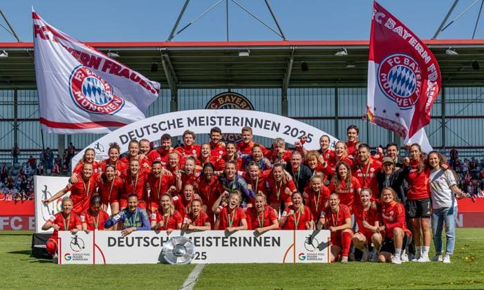 Meisterfoto mit Schale FC Bayern Muenchen Frauen vs. SGS Essen 1968, Fussball, Google Pixel Frauen-Bundesliga, 22. Spieltag, Saison 2024 2025, 11.05.2025. (DFL DFB REGULATIONS PROHIBIT ANY USE OF PHOTOGRAPHS as IMAGE SEQUENCES and or QUASI-VIDEO). FC Bayern Muenchen Frauen vs. SGS Essen 1968, Fussball, Google Pixel Frauen-Bundesliga, 22. Spieltag, Saison 2024 2025, 11.05.2025. Muenchen Copyright: xEibner-Pressefoto HeikexFeinerx EP_HFR