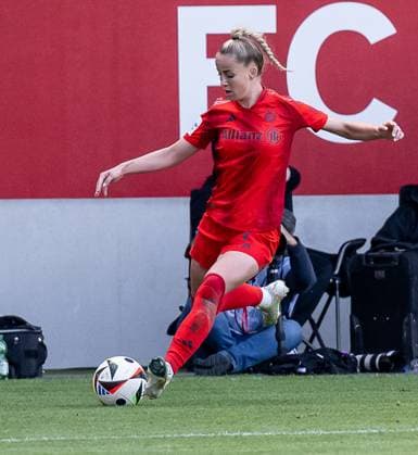 Giulia Gwinn (FC Bayern Muenchen Frauen, 7) FC Bayern Muenchen Frauen vs. SGS Essen 1968, Fussball, Google Pixel Frauen-Bundesliga, 22. Spieltag, Saison 2024 2025, 11.05.2025. (DFL DFB REGULATIONS PROHIBIT ANY USE OF PHOTOGRAPHS as IMAGE SEQUENCES and or QUASI-VIDEO). FC Bayern Muenchen Frauen vs. SGS Essen 1968, Fussball, Google Pixel Frauen-Bundesliga, 22. Spieltag, Saison 2024 2025, 11.05.2025. Muenchen Copyright: xEibner-Pressefoto HeikexFeinerx EP_HFR